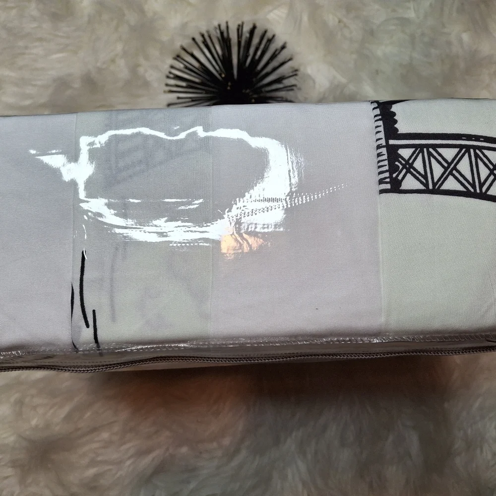Paris Themed Bedding Set - White and Red
